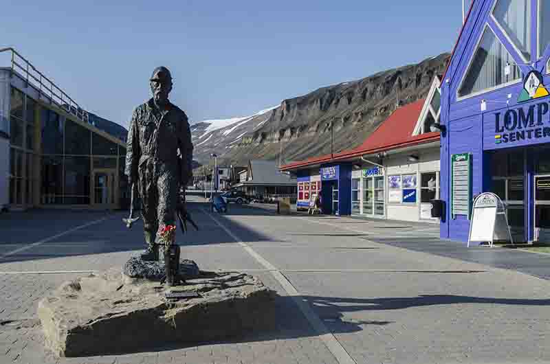 11 - Noruega - islas Svalbard - isla de Spitsbergen - Longyearbyen - escultura minero